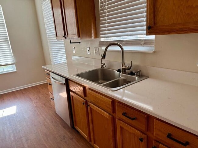 Building Photo - Beautiful 3BR 3BA Townhouse • Updated Kitchen • Deck • 2-Car Garage in Beavercreek