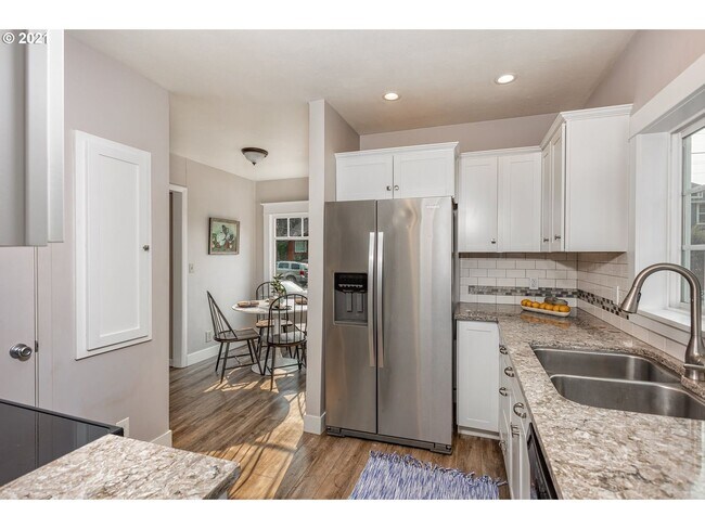 Building Photo - 2 bedroom 2 bath Woodlawn Bungalow-Full finished basement!