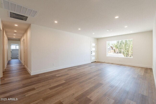 Building Photo - 1530 E Alameda Dr