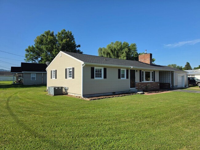 Building Photo - 3/1 in Elizabethton on corner lot in quiet neighborhood