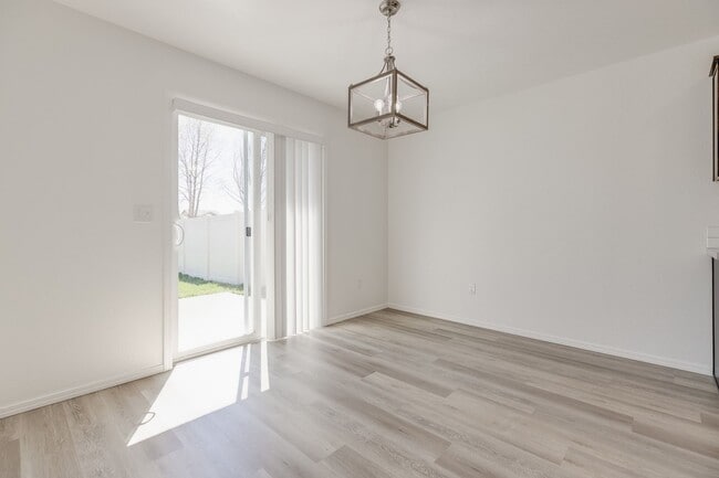 Building Photo - Beautiful 3 Bedroom Townhome for Lease!