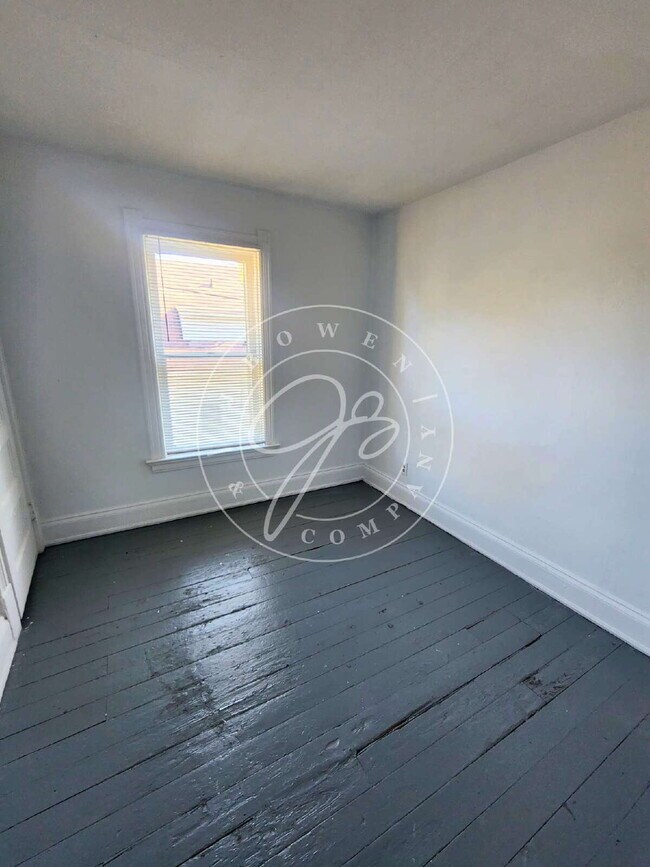 Building Photo - 2nd floor 2 bed- Spacious with full 3 seas...