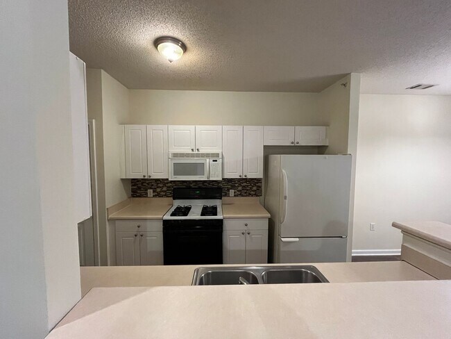 Building Photo - Spacious 2/2 Apartment Ready For Move In Now!