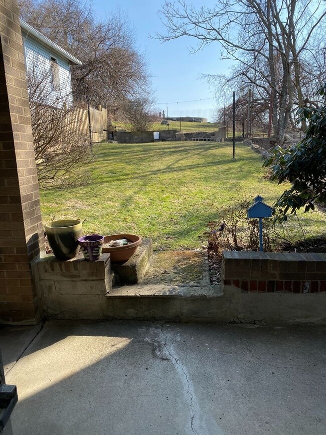 Building Photo - AVAILABLE November - Spacious 2+ Bedroom H...