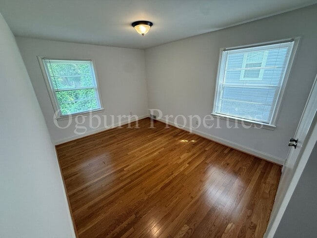 Building Photo - 2403 Lyndhurst Ave