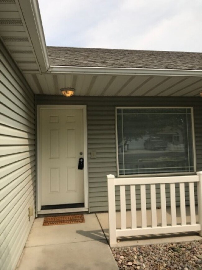 Building Photo - 555 Parkwood Dr