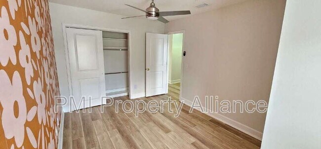 Building Photo - 945 N Fern Creek Ave