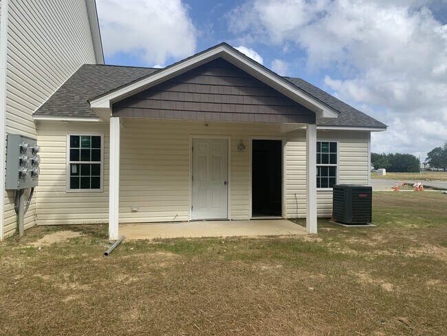Building Photo - Cross Creek