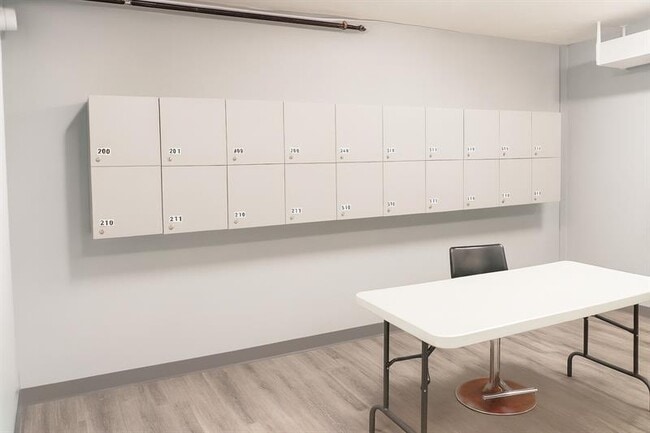 Building Photo - 4200 Hillcrest Dr