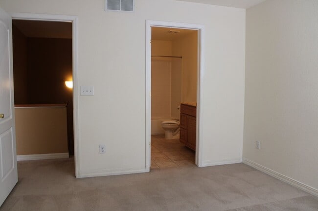Building Photo - Stunning Modern 2 Bedroom Condo