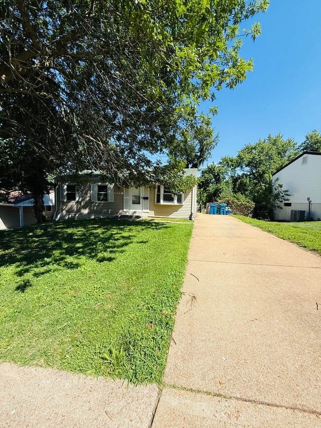 Building Photo - 3 Bedroom 1 bathroom home for rent in Hazelwood