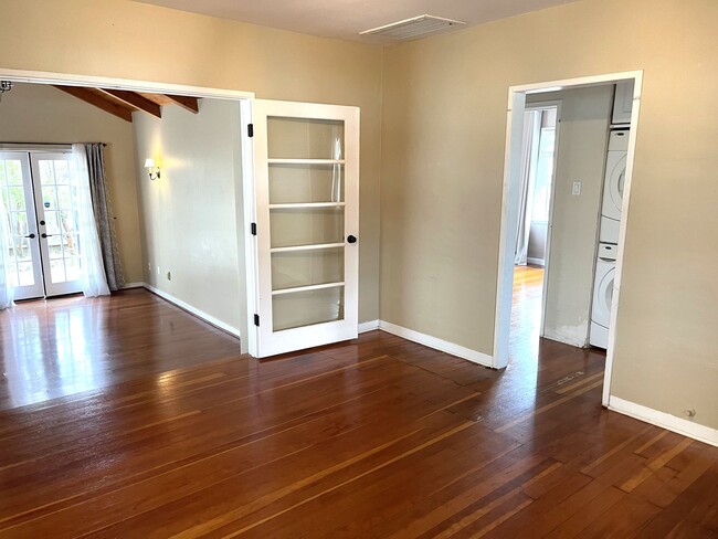 Building Photo - Upgraded Contemporary Craftsman