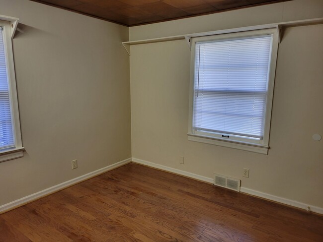 Building Photo - Close to Mercy Hospital! $1095