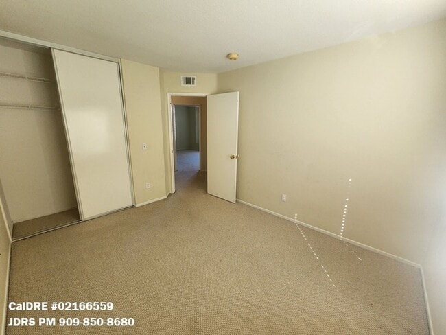 Building Photo - Ontario 3 Bedroom Townhome