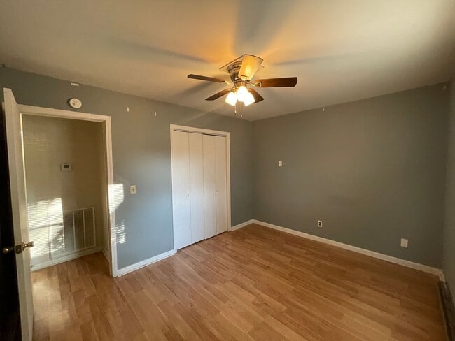 Building Photo - 2 bed/ 1 bath duplex with Carport