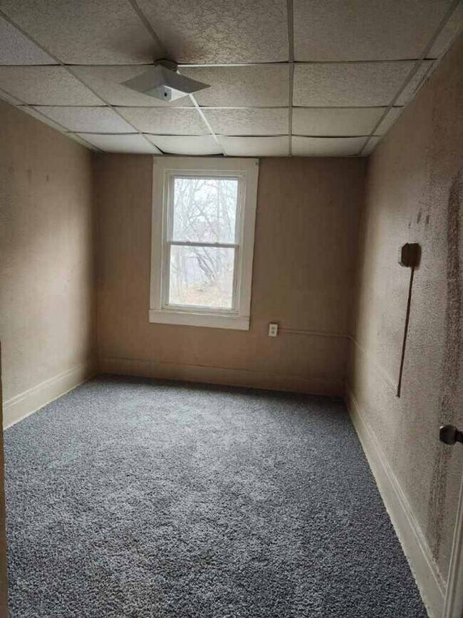 Building Photo - Nice 3 BR