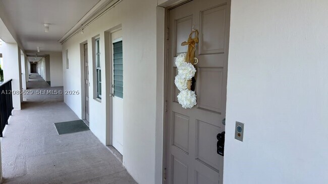 Building Photo - 3150 N Palm Aire Dr