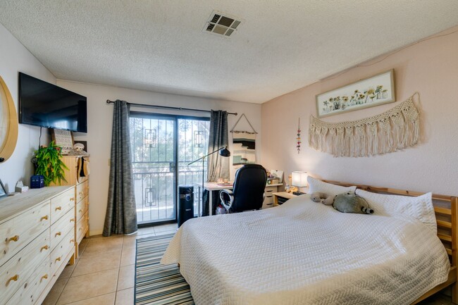 Building Photo - Cute and Cozy 2-bedroom 2-bathroom Townhom...