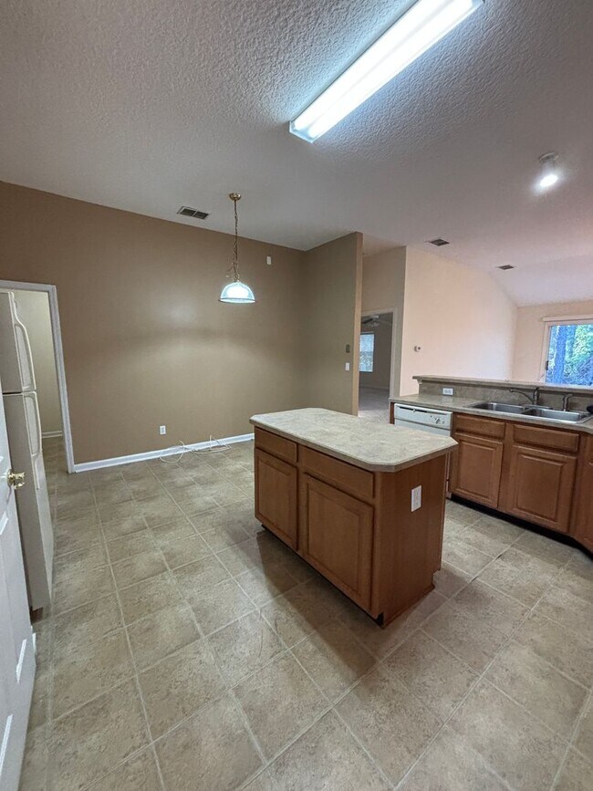 Building Photo - Beautiful Johns Creek Family Home