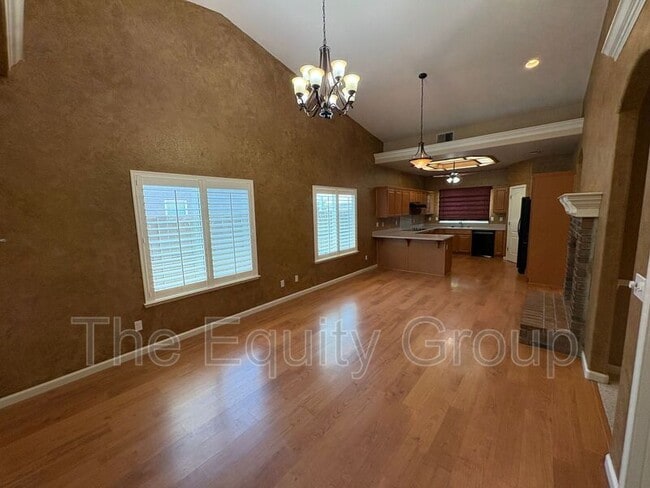 Building Photo - 6226 W Oak Ave