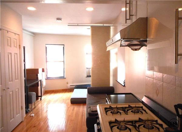 Building Photo - 9 Pell St