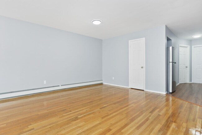 Building Photo - 639 E 226th St