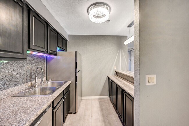 Building Photo - GATED COMMUNITY CONDO WITH BRAND NEW UPGRADES THROUGHOUT