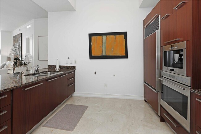 Building Photo - 15901 Collins Ave