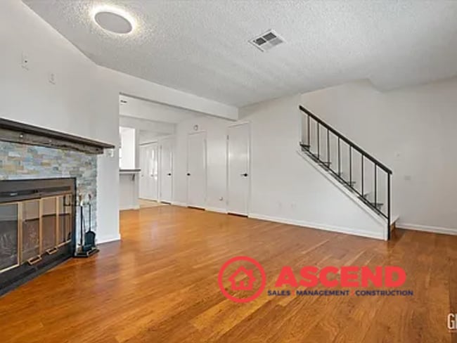 Building Photo - Beautiful 2 Bedroom, 2 Bathroom Home with ...