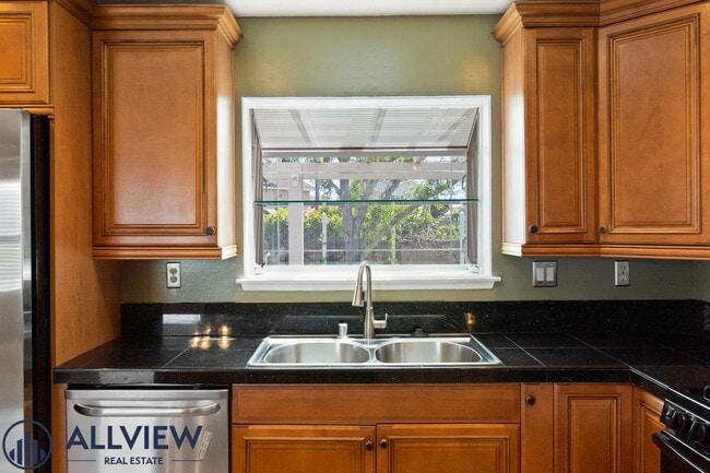 Building Photo - Upgraded 4 Bedroom, 3 Bathroom Home Available