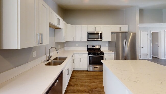 Building Photo - Large Property w/ 2 Kitchens!!