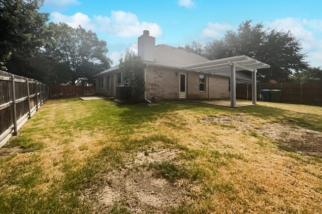 Building Photo - MOVE IN READY