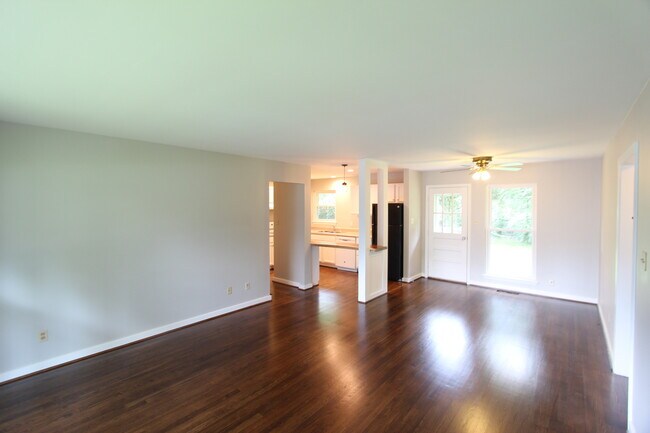 Building Photo - 3025 La Haven Cir