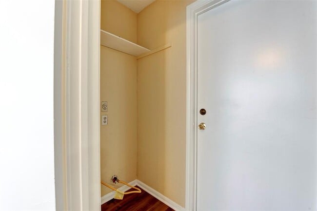 Building Photo - 4035 Green Crest Dr