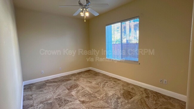 Building Photo - 724 Shelli St