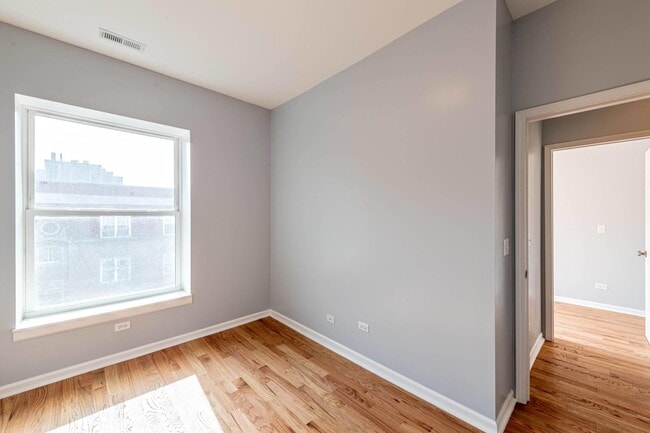 Building Photo - 1022 W Ainslie St