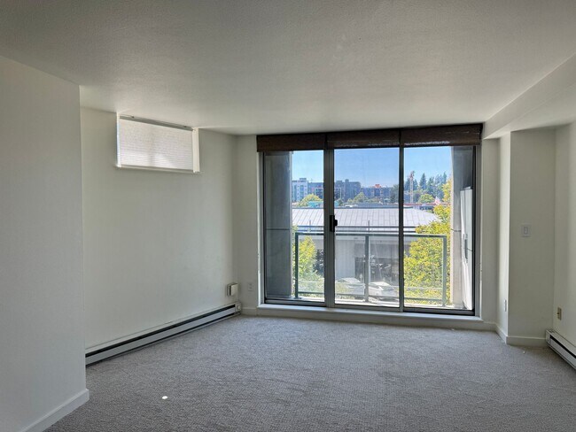 Building Photo - DT Bellevue Condo