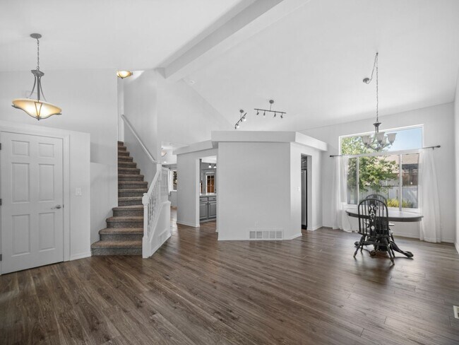 Building Photo - 4bedroom/3bath w/Garage/washer/dryer/fence...