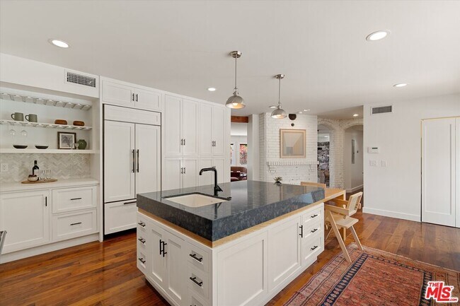 Building Photo - 2700 Glendower Ave