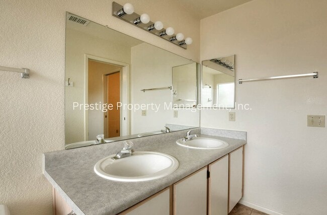 Building Photo - 3/2 Beautiful Rita Ranch Home With Open Design!!!