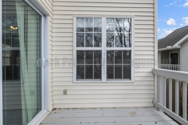 Building Photo - Two Story, Four Bedroom, Two Bath Farmingh...