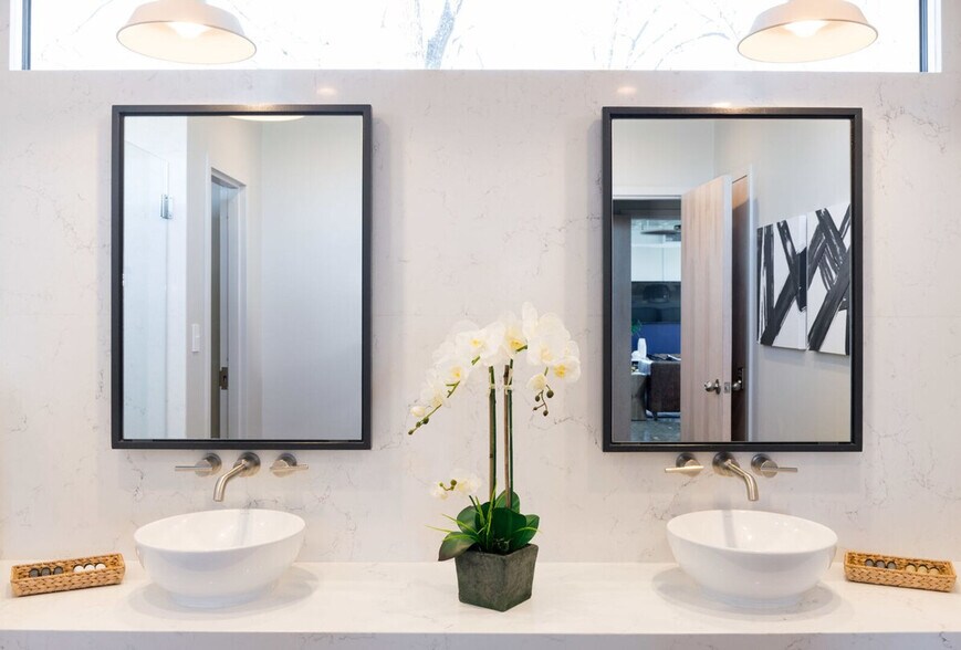 Building Photo - 527 St Joseph St