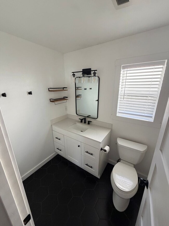 Building Photo - Cozy Two Bedroom Home Tucked Away in Newberg