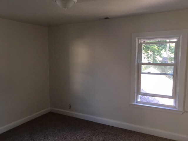 bedroom - 6852 Main St