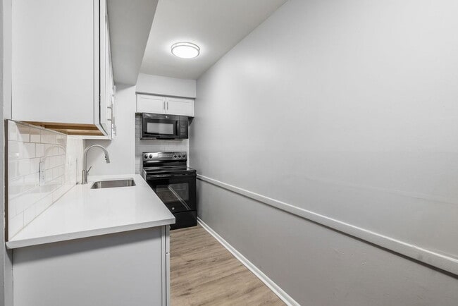 Building Photo - 558 Riverview Dr