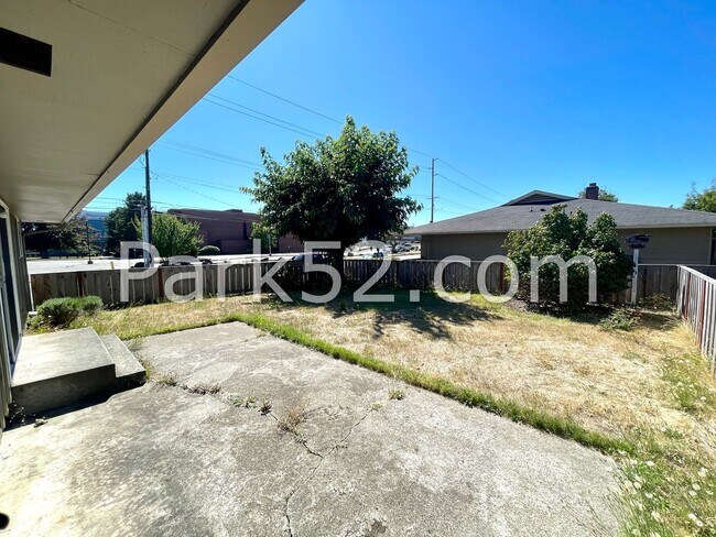 Building Photo - 1402-1404 N Orchard St