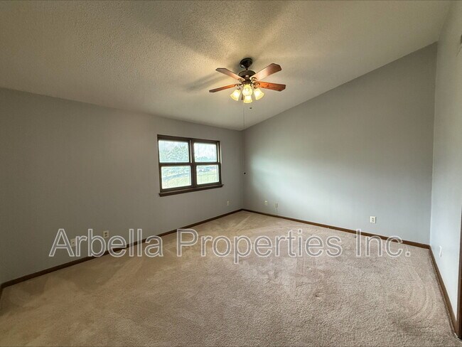 Building Photo - 507 Manor Dr