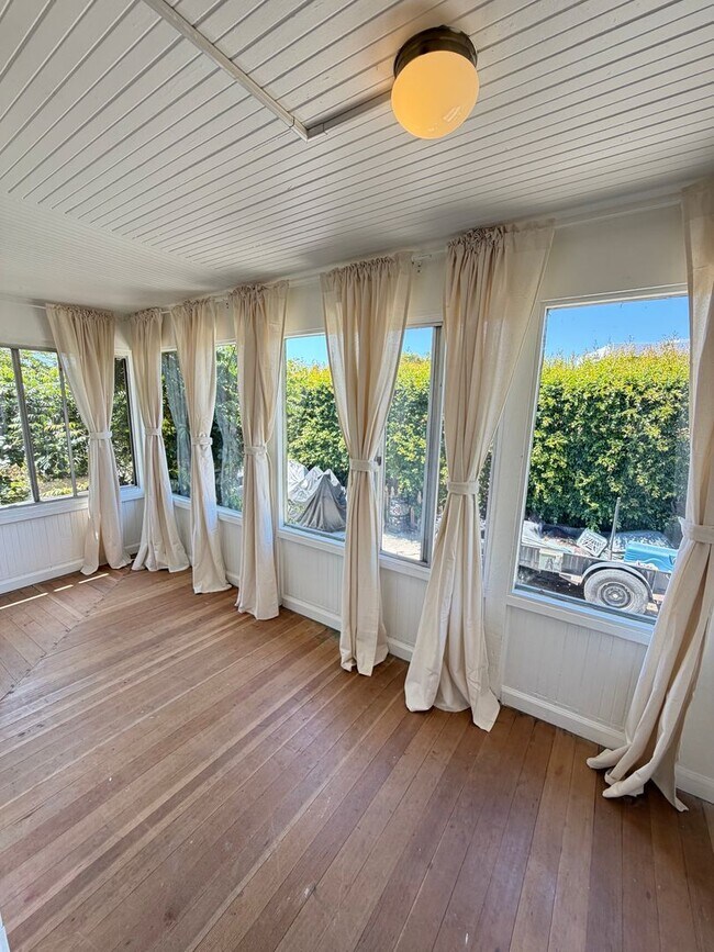 Building Photo - Quaint 2BD/1BA house in La Mesa Village available now for a 1-year lease!