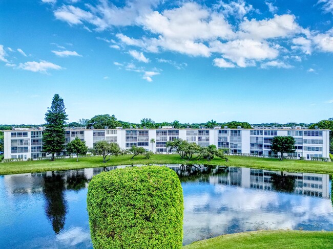 Building Photo - 2030 Hythe B
