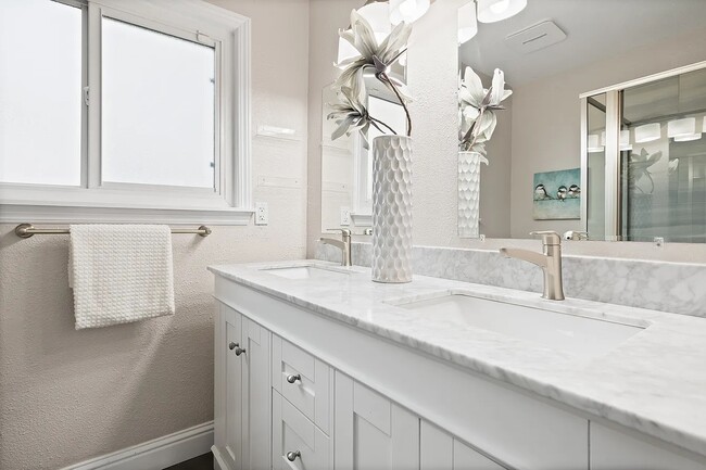 Building Photo - 875 Brittany Ln